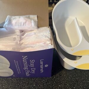 Medela White and Yellow Breast Milk Storage Solution